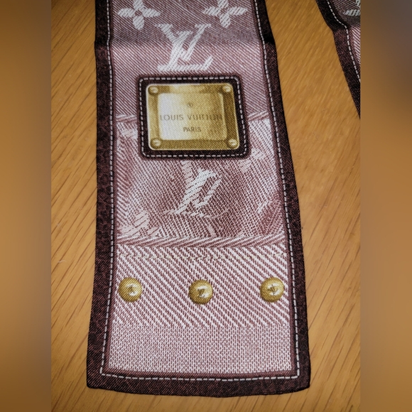 Louis Vuitton Bandeau scarf in beautiful burgundy and gold accents - Picture 5 of 9
